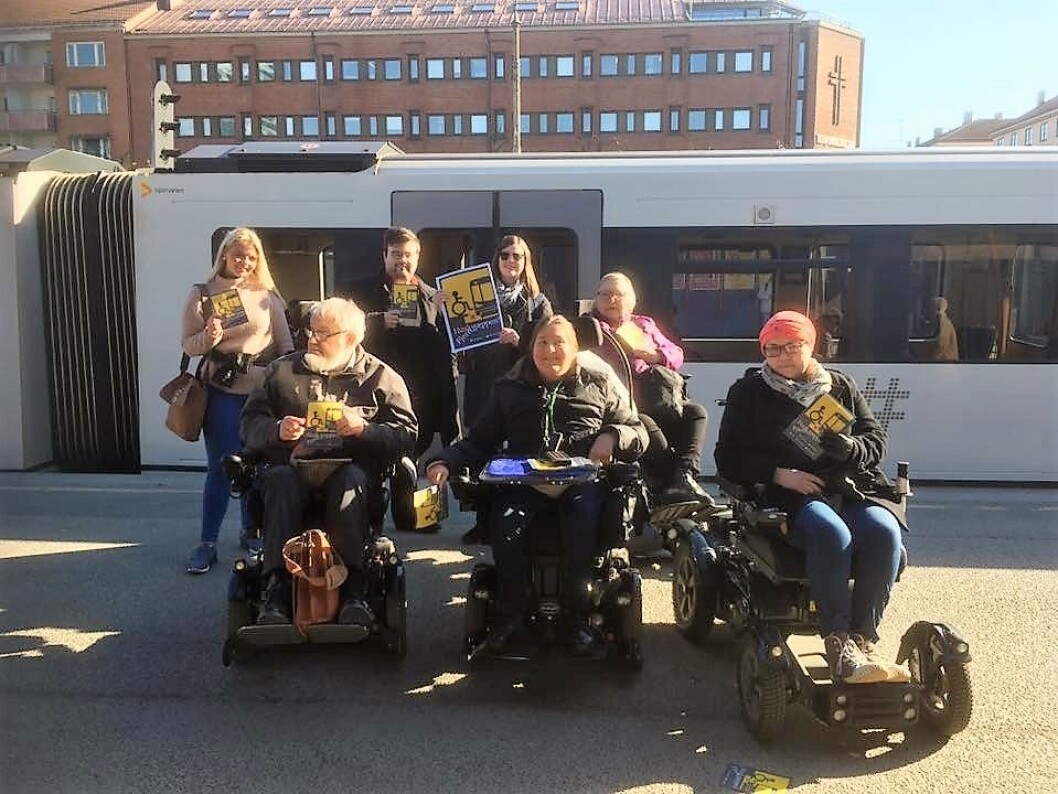 Aksjonister fra Handikapforbundet markerte i går misnøye med avstanden mellom vogn og plattform på t-banen. Foto: Handikapforbundet Aksjonister fra Handikapforbundet markerte i går misnøye med avstanden mellom vogn og plattform på t-banen. Foto: Handikapforbundet