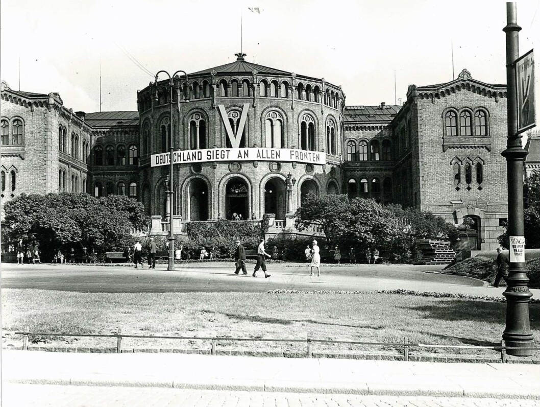 Stortinget med naziflagg. Foto: Riksarkivet Stortinget med naziflagg. Foto: Riksarkivet