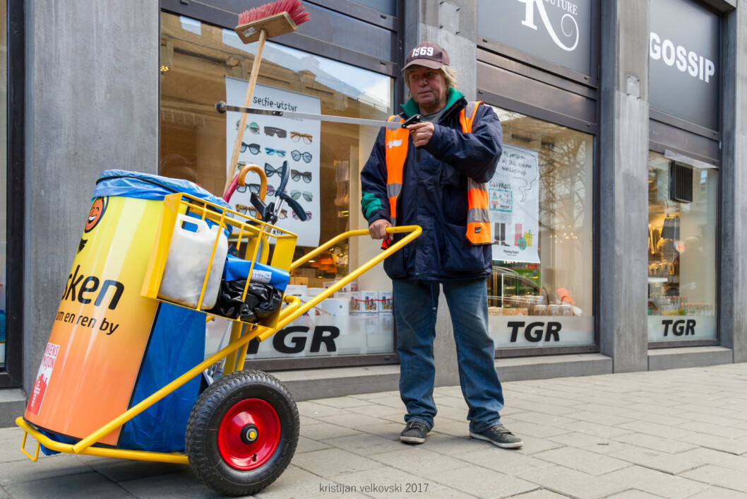 Eilif er en kløpper med klypa. Ikke en sneip ligger igjen på gata etter at arbeidslaget hans har passert. Foto: Kristijan Velkovski Eilif er en kløpper med klypa. Ikke en sneip ligger igjen på gata etter at arbeidslaget hans har passert. Foto: Kristijan Velkovski