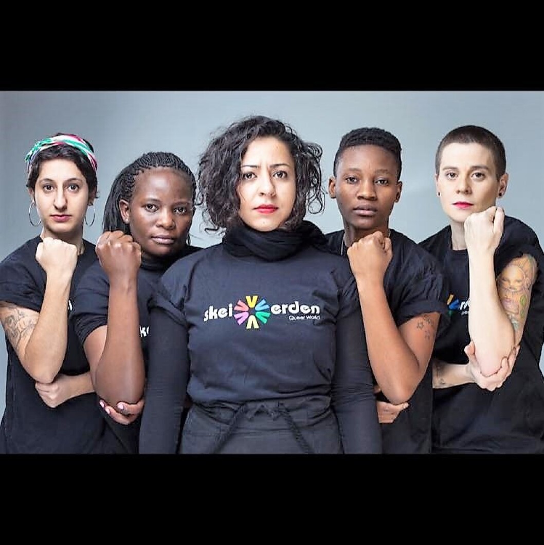 Nina Bahar (i midten) og Susanne Øvergaard (lengst til høyre) og flere av medlemmene i Skeiv Verden. Foto: Skeiv Verden Nina Bahar (i midten) og Susanne Øvergaard (lengst til høyre) og flere av medlemmene i Skeiv Verden. Foto: Skeiv Verden