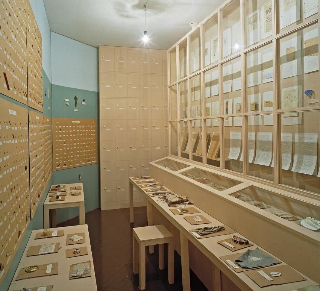 Ilya Kabakov er kunstneren som tilsynelatende ikke kastet noe, men samlet på fyrstikker og navlelo. Foto: Museet for samtidskunst Ilya Kabakov er kunstneren som tilsynelatende ikke kastet noe, men samlet på fyrstikker og navlelo. Foto: Museet for samtidskunst