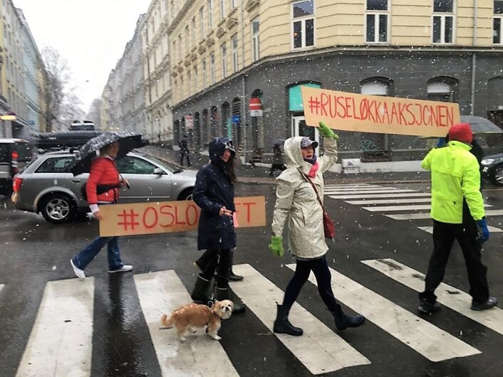 Løkkeveien er en av de mest trafikkerte gatene i Oslo. 15.000 biler passerer i døgnet, tvers gjennom et boligområde og trass i at det er en smal gate, ifølge Helge Refsum Irgens. Foto: Ruseløkke-aksjonen Løkkeveien er en av de mest trafikkerte gatene i Oslo. 15.000 biler passerer i døgnet, tvers gjennom et boligområde og trass i at det er en smal gate, ifølge Helge Refsum Irgens. Foto: Ruseløkke-aksjonen