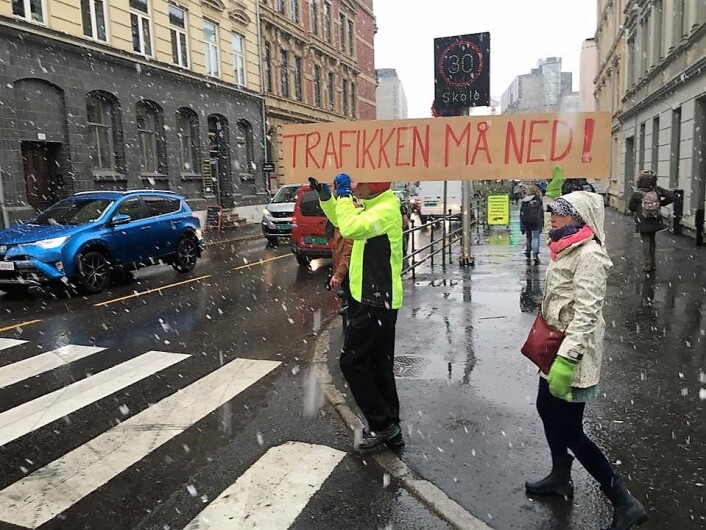 Beboere ved Løkkeveien på Ruseløkka vil ha en slutt på den farlige gjennomgangstrafikken i veien. Foto: Ruseløkke-aksjonen Beboere ved Løkkeveien på Ruseløkka vil ha en slutt på den farlige gjennomgangstrafikken i veien. Foto: Ruseløkke-aksjonen