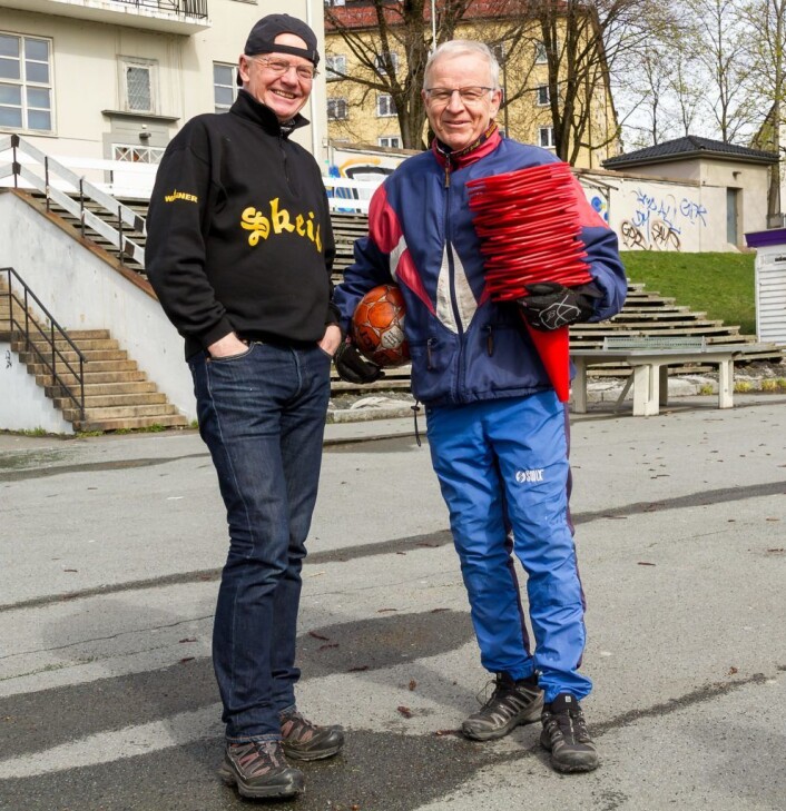Eirik Lindahl og Tore Bakker fra Eldres avdeling i Skeid har kjent hverandre fra skoledagene på Årvoll skole. Nå organiserer de fotballtrening for asylsøkere på Dælenenga. Foto: Kristijan Velkovski Eirik Lindahl og Tore Bakker fra Eldres avdeling i Skeid har kjent hverandre fra skoledagene på Årvoll skole. Nå organiserer de fotballtrening for asylsøkere på Dælenenga. Foto: Kristijan Velkovski