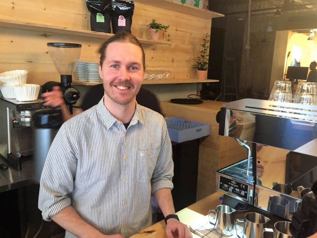 Rune Kvernmo er daglig leder for den nyåpnede kaffebaren på Tøyen Torg. Foto: Vegard Velle Rune Kvernmo er daglig leder for den nyåpnede kaffebaren på Tøyen Torg. Foto: Vegard Velle