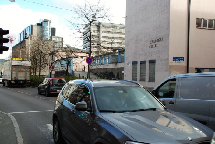 Rett forbi Ruseløkka skole går det tett trafikk gjennom Løkkeveien. Beboere frykter, ikke uten grunn, påkjøring og personskader. Foto: Arnsten Linstad Rett forbi Ruseløkka skole går det tett trafikk gjennom Løkkeveien. Beboere frykter, ikke uten grunn, påkjøring og personskader. Foto: Arnsten Linstad