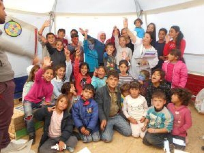 Aliaa og mamma Hiam (bak til høyre) arrangerte en aktivitetsdag for de syriske barna i en flyktningeleir i Hellas i fjor hvor de kjøpte inn leker og spill til barna. Foto: Privat Aliaa og mamma Hiam (bak til høyre) arrangerte en aktivitetsdag for de syriske barna i en flyktningeleir i Hellas i fjor hvor de kjøpte inn leker og spill til barna. Foto: Privat