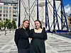 f.v June Trengereid Gruer (25) og Konstanse Marie Alvær (24), som sitter på Stortinget og er medlemmer i AUF.