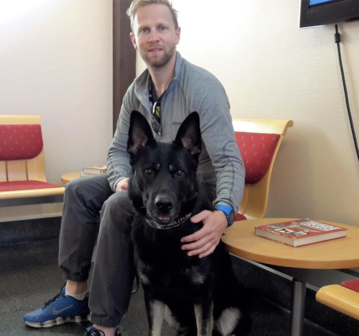 Politihunden Figo er sykemeldt etter en ryggoperasjon. Nå skal stingene tas, og Figo og kameraten Eirik sitter på venteværelset og synes tiden går ganske sakte. Foto: Anders Høilund Politihunden Figo er sykemeldt etter en ryggoperasjon. Nå skal stingene tas, og Figo og kameraten Eirik sitter på venteværelset og synes tiden går ganske sakte. Foto: Anders Høilund