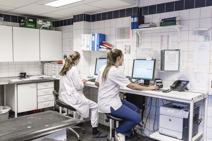 På akuttmottaket sitter Kathrine Rudlang (t.v.) og Synnøve Larsen. Foto: Stine Raastad På akuttmottaket sitter Kathrine Rudlang (t.v.) og Synnøve Larsen. Foto: Stine Raastad