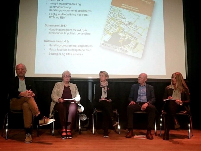 Disse vil gi barn og unge et bedre tilbud i Oslo sentrum. Fra høyre: avdelingsdirektør i bymiljøetaten Reidun Stubbe, direktør i eiendoms- og byfornyelsesetaten Eskil Bråthen, direktør i kulturetaten Hilde Barstad, byplansjef Ellen de Vibe og leder for "Bilfritt byliv", Hans Edvardsen. Foto: Christian Boger Disse vil gi barn og unge et bedre tilbud i Oslo sentrum. Fra høyre: avdelingsdirektør i bymiljøetaten Reidun Stubbe, direktør i eiendoms- og byfornyelsesetaten Eskil Bråthen, direktør i kulturetaten Hilde Barstad, byplansjef Ellen de Vibe og leder for "Bilfritt byliv", Hans Edvardsen. Foto: Christian Boger