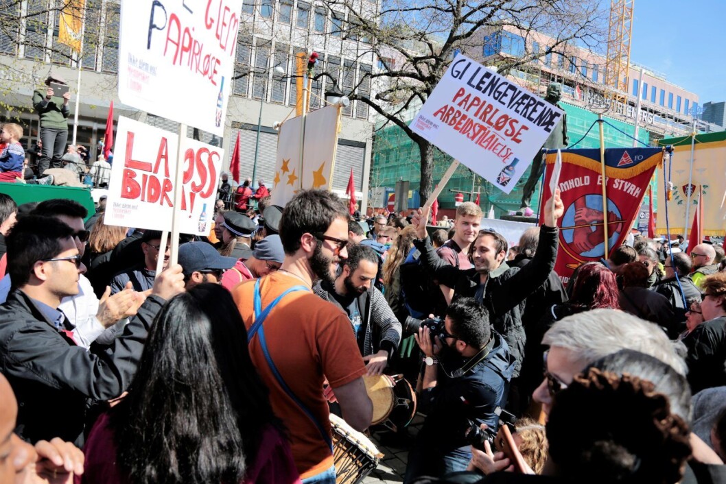 Tre venner spiller trommer med og for papirløse mennesker på arbeidernes dag. Foto: Ka Man Mak Tre venner spiller trommer med og for papirløse mennesker på arbeidernes dag. Foto: Ka Man Mak