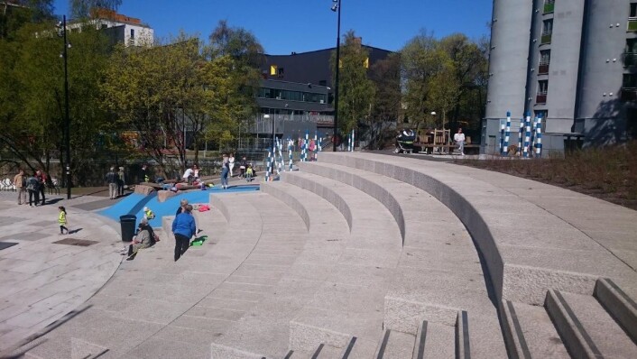 Sitteplasser mangler det heller ikke på i parken. Foto: Christian Boger Sitteplasser mangler det heller ikke på i parken. Foto: Christian Boger