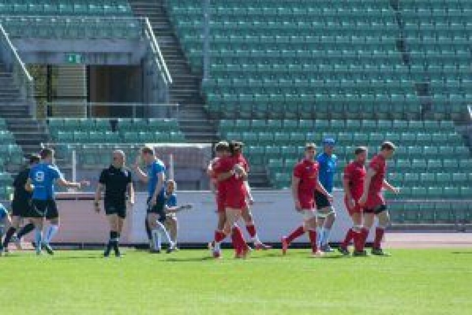 De norske spillerne feirer scoring i seier mot Estland. Foto: Anna Carlsson
