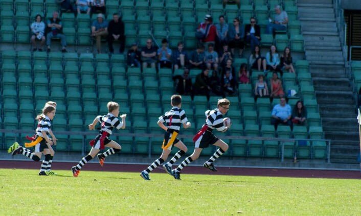 Mini- og juniorspillerne til Sagene fikk vise seg fram i pausen lørdag. Foto: Anna Carlsson Mini- og juniorspillerne til Sagene fikk vise seg fram i pausen lørdag. Foto: Anna Carlsson