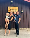 Paret Marte Sakariassen, Jonas Zackrisson Torp og de to barna har tatt over driften av Rustadsaga sportstue.