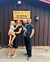 Paret Marte Sakariassen, Jonas Zackrisson Torp og de to barna har tatt over driften av Rustadsaga sportstue.