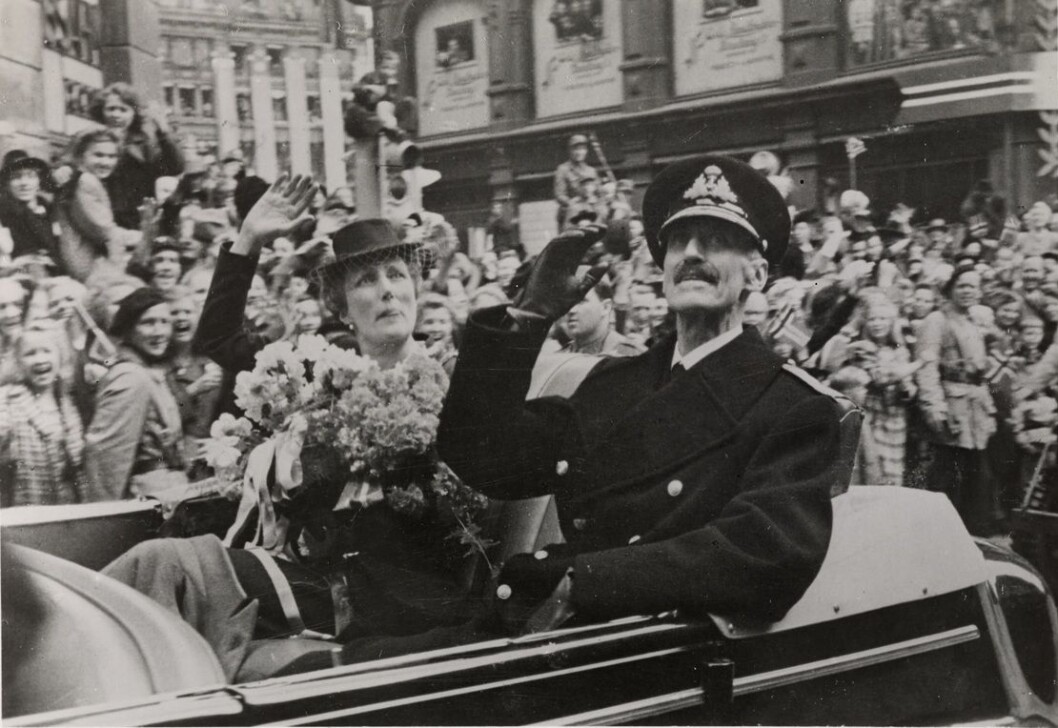 Kong Haralds bestefar Kong Haakon, og kronprinsesse Märtha, i bilkortesje opp Karl Johans gate 7. juni 1945, med feiring av frigjøring og fred etter krigen. Foto: Oslo Museum Kong Haralds bestefar Kong Haakon, og kronprinsesse Märtha, i bilkortesje opp Karl Johans gate 7. juni 1945, med feiring av frigjøring og fred etter krigen. Foto: Oslo Museum