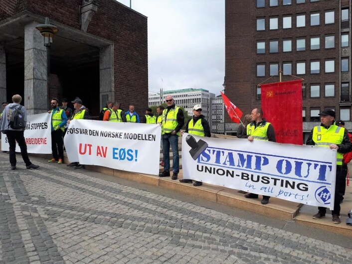 Bryggesjauere fra Oslo og store deler av landet demonstrerte tirsdag utenfor Oslo rådhus for å vise sin misnøye med byrådet og deres drift av Oslo havn. Foto: Christian Boger Bryggesjauere fra Oslo og store deler av landet demonstrerte tirsdag utenfor Oslo rådhus for å vise sin misnøye med byrådet og deres drift av Oslo havn. Foto: Christian Boger