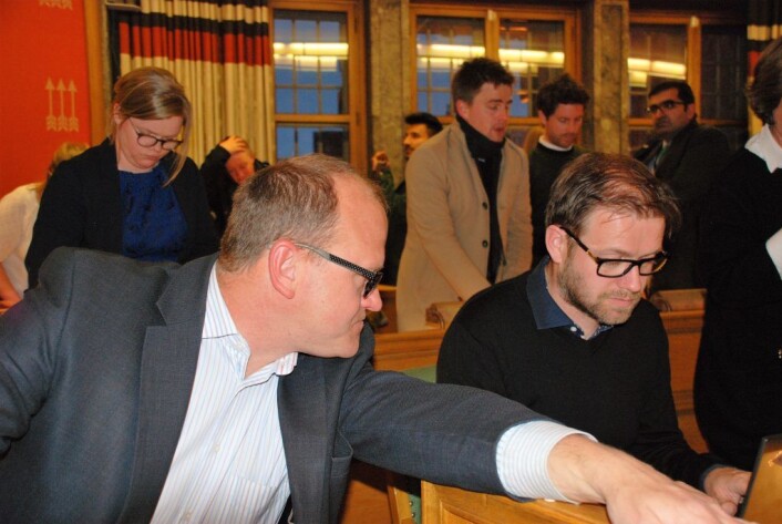 Rødgrønn splittelse. Marion Godager Tveter (MDG), bak til venstre, stemte mot forslag de egentlig er for. Mens Arbeiderpartiets Frode Jacobsen (til v.) og Andreas Halse (til h.) får med seg motvillige SV og MDG på å utrede meldeplikt for tiggere. Foto: Arnsten Linstad Rødgrønn splittelse. Marion Godager Tveter (MDG), bak til venstre, stemte mot forslag de egentlig er for. Mens Arbeiderpartiets Frode Jacobsen (til v.) og Andreas Halse (til h.) får med seg motvillige SV og MDG på å utrede meldeplikt for tiggere. Foto: Arnsten Linstad