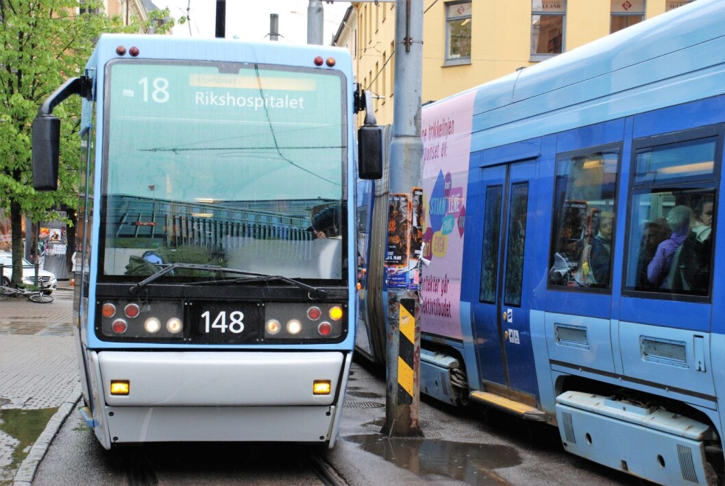 I dag er det umulig for to møtende trikker å passere hverandre ved C.J. Hambros plass uten at en av dem står stille. Foto: Arnsten Linstad I dag er det umulig for to møtende trikker å passere hverandre ved C.J. Hambros plass uten at en av dem står stille. Foto: Arnsten Linstad