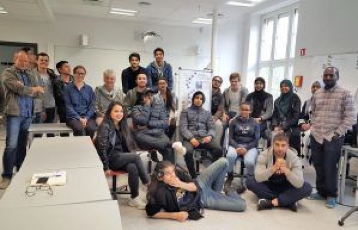 Hele biologiklassen på Hersleb skole som var med på prosjektet. Biologilærer Darshan Kirupamurthy til høyre, entomolog og førsteamanuensis Geir Søli fra Naturhistorisk museum til venstre, og til venstre for midten (blondt hår) Anne Birkeland, førstelektor ved museet og tilknyttet museets skoletjeneste. Foto: Tarjei Kidd Olsen Hele biologiklassen på Hersleb skole som var med på prosjektet. Biologilærer Darshan Kirupamurthy til høyre, entomolog og førsteamanuensis Geir Søli fra Naturhistorisk museum til venstre, og til venstre for midten (blondt hår) Anne Birkeland, førstelektor ved museet og tilknyttet museets skoletjeneste. Foto: Tarjei Kidd Olsen