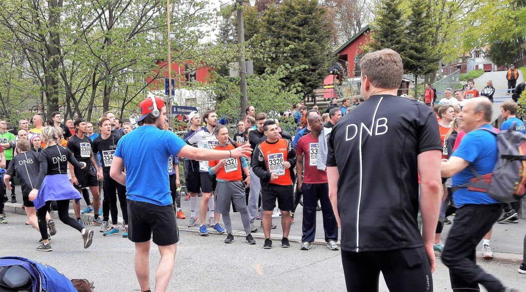 Tredje veksling: Mann med ryggsekk veksler til mann med capsen bak fram og med øretelfoner. Foto: Anders Høilund Tredje veksling: Mann med ryggsekk veksler til mann med capsen bak fram og med øretelfoner. Foto: Anders Høilund