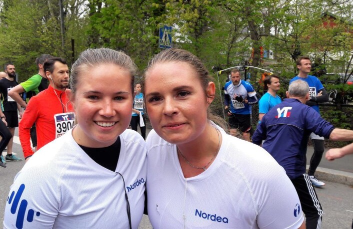 Karoline Huse og Yvonne Jahnsen fra Nordea løste problemet med manglende løper ved å putte nummeret på en tilskuer. Foto: Anders Høilund Karoline Huse og Yvonne Jahnsen fra Nordea løste problemet med manglende løper ved å putte nummeret på en tilskuer. Foto: Anders Høilund