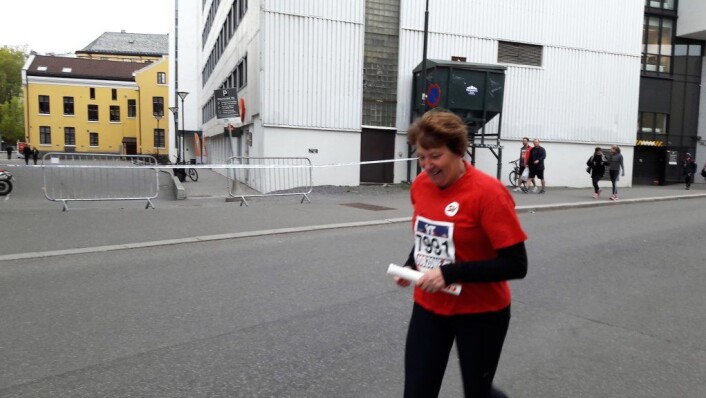 Ordfører Marianne Borgen tok sin tørn og løp siste etappe for Oslo SV. �Ikke bare er Holmenkollstafetten en fantastisk mønstring for folkehelsa, det er dessuten en hyllest til samarbeid og lagånd langt utenfor idrettens grenser, sier Borgen. Foto: Anders Høilund Ordfører Marianne Borgen tok sin tørn og løp siste etappe for Oslo SV. �Ikke bare er Holmenkollstafetten en fantastisk mønstring for folkehelsa, det er dessuten en hyllest til samarbeid og lagånd langt utenfor idrettens grenser, sier Borgen. Foto: Anders Høilund