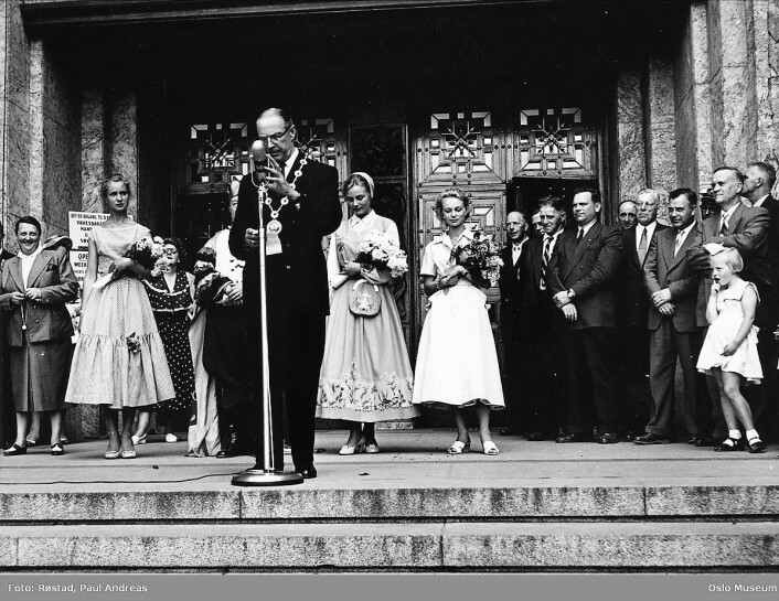 Oslodagen ved Rådhuset i 1957. Foto: Paul Andreas Røstad / Oslo museum Oslodagen ved Rådhuset i 1957. Foto: Paul Andreas Røstad / Oslo museum