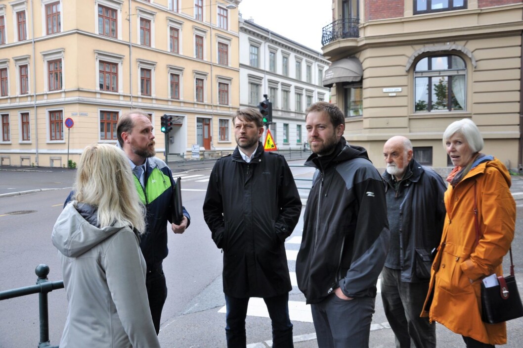 Bystyrets miljø- og samferdselspolitikere på befaring i Løkkeveien. Fra høyre; Lene Løken (Ap), Hermann Kopp (H), Andreas Halse (Ap), Eirik Lae Solberg (H) sammen med Geir Rognlien Elgvin fra Ruseløkka-aksjonen. Foto: Arnsten Linstad Bystyrets miljø- og samferdselspolitikere på befaring i Løkkeveien. Fra høyre; Lene Løken (Ap), Hermann Kopp (H), Andreas Halse (Ap), Eirik Lae Solberg (H) sammen med Geir Rognlien Elgvin fra Ruseløkka-aksjonen. Foto: Arnsten Linstad