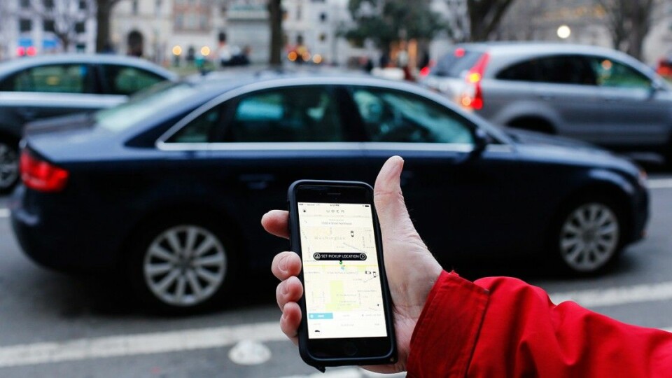 Man bestiller en Uber-bil med selskapets mobilapp. Foto: Mark Warner / Flickr
