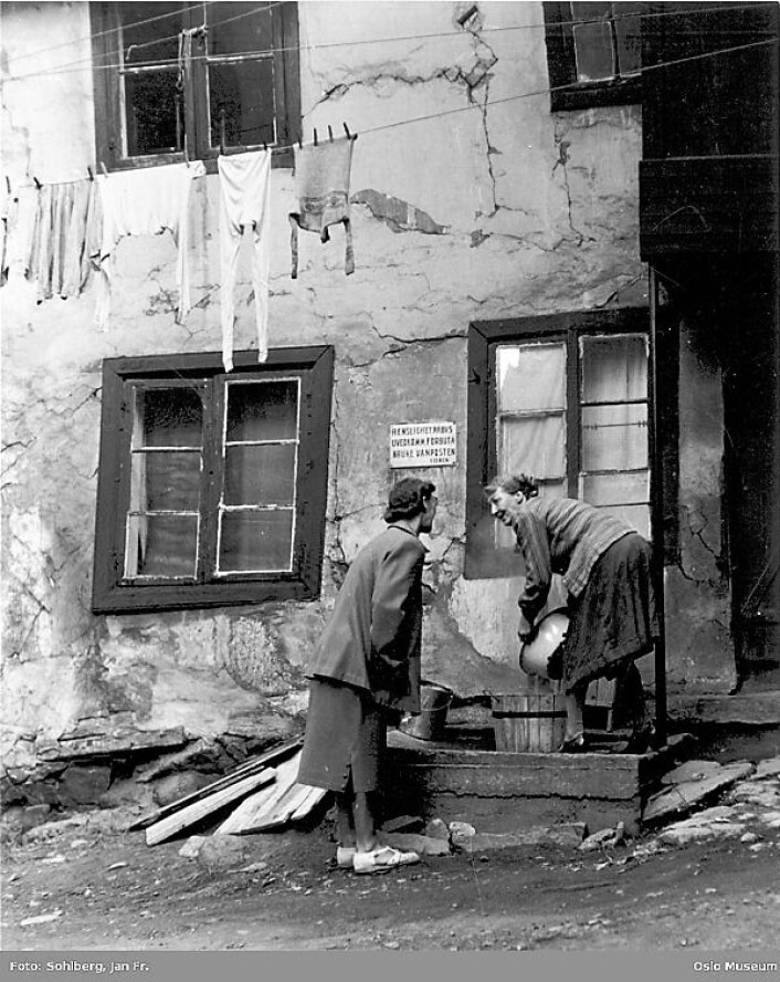 Vannpost i Lakkegata på Grønland i 1951. Foto: Jan Fr. Sohlberg / Oslo Bymuseum<br /> Grønland/Lakkegata Vannpost i Lakkegata på Grønland i 1951. Foto: Jan Fr. Sohlberg / Oslo Bymuseum<br /> Grønland/Lakkegata