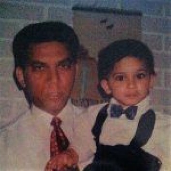 Pappa Akhtar Chaudry holder Rahman Akhtar Chaudhry i armene. Foto: Privat Pappa Akhtar Chaudry holder Rahman Akhtar Chaudhry i armene. Foto: Privat