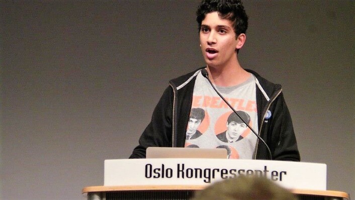 Rahman Akhtar Chaudhry på talerstolen under elevtinget 2014, Foto: Privat Rahman Akhtar Chaudhry på talerstolen under elevtinget 2014, Foto: Privat