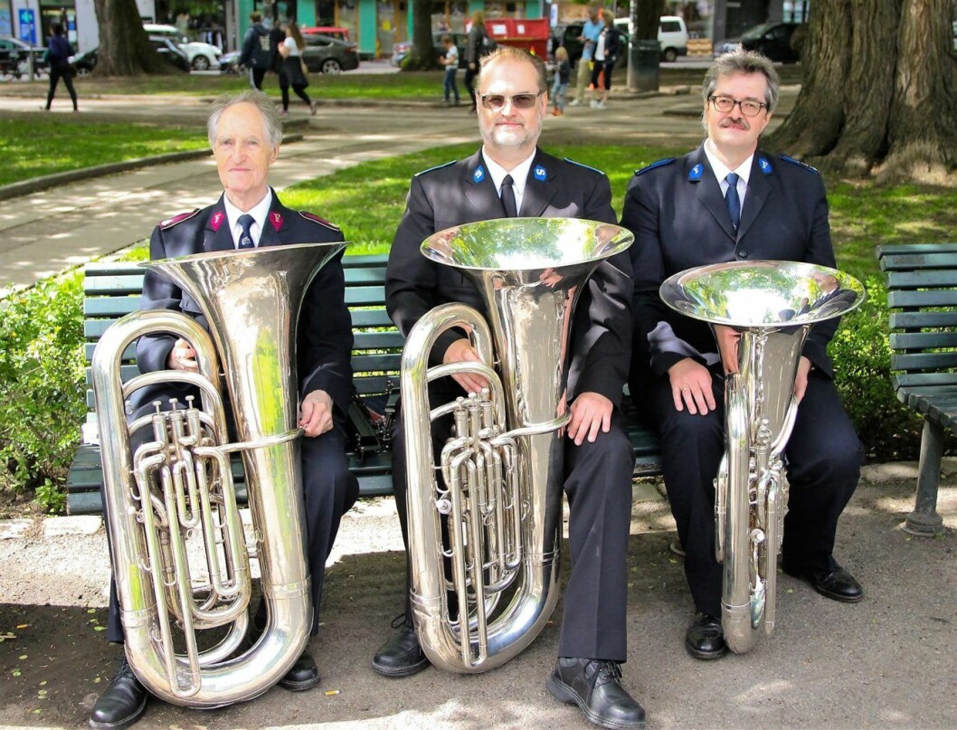 Oslo 3. korps hornorkester og to generasjoner tuba. Far John (87) og sønnene Øyvind (59) og Håkon (56) Bjartveit.  Foto: Susanne Skaug