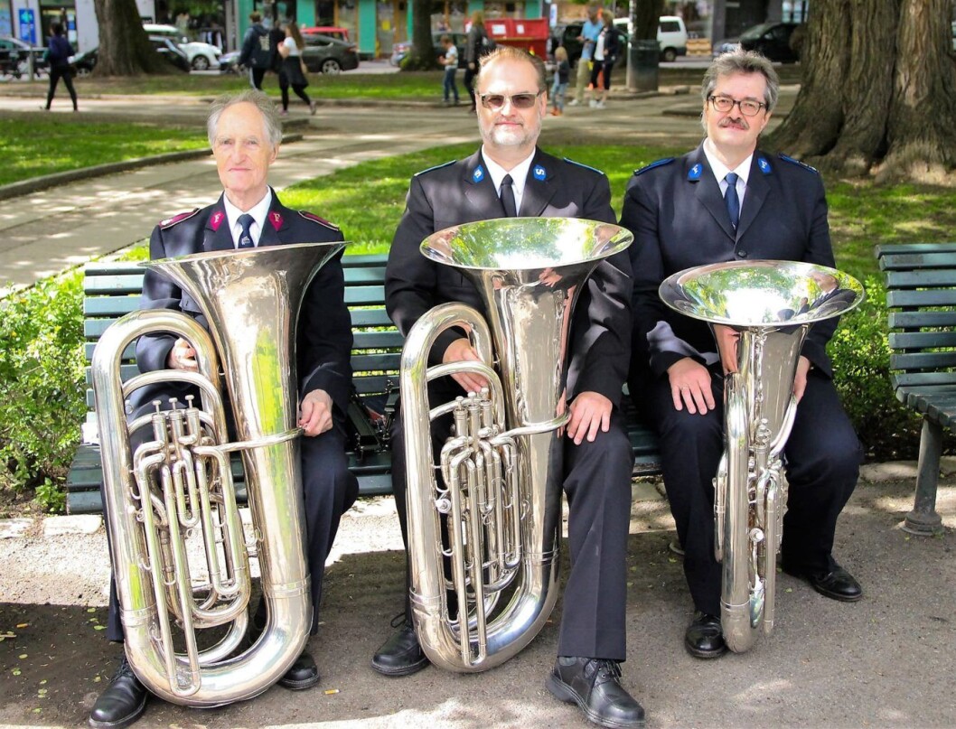 Oslo 3. korps hornorkester og to generasjoner tuba. Far John (87) og sønnene Øyvind (59) og Håkon (56) Bjartveit. Foto: Susanne Skaug Oslo 3. korps hornorkester og to generasjoner tuba. Far John (87) og sønnene Øyvind (59) og Håkon (56) Bjartveit. Foto: Susanne Skaug
