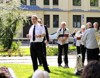 Thomas Oscar Schou Andersen er pastor i menigheten på Grünerløkka og hadde også noen innslag mellom sangene. Foto: Susanne Skaug