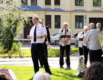 Thomas Oscar Schou Andersen er pastor i menigheten på Grünerløkka og hadde også noen innslag mellom sangene. Foto: Susanne Skaug Thomas Oscar Schou Andersen er pastor i menigheten på Grünerløkka og hadde også noen innslag mellom sangene. Foto: Susanne Skaug