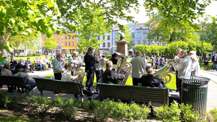 Under skyggen av lindetrærne underholder orkesteret lokalbefolkningen på Grünerløkka hver søndag, såfremt det er fint vær. Foto: Susanne Skaug Under skyggen av lindetrærne underholder orkesteret lokalbefolkningen på Grünerløkka hver søndag, såfremt det er fint vær. Foto: Susanne Skaug
