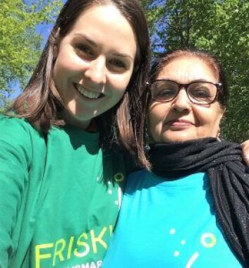Rebecca Haganes fra frisklivssentralen i bydel Ullern og marsjdeltager Asmat Tahira. Foto: Rebecca Haganes Rebecca Haganes fra frisklivssentralen i bydel Ullern og marsjdeltager Asmat Tahira. Foto: Rebecca Haganes