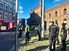 Stort oppbud av både politi og brannfolk ved bygården (til v.) i Parkveien 1. Foto: Ingri Valen Egeland