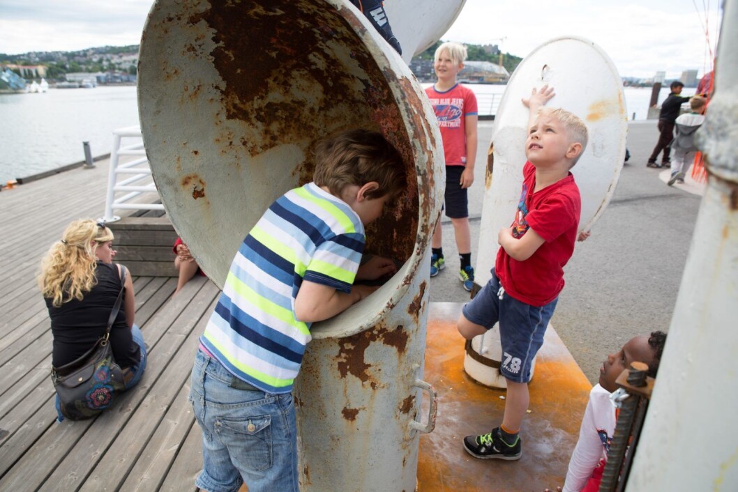 Gamlebyen Aktivitetsskole besøker et kunstprosjekt av Christian Bermudez og produsert av Kulturbyrået Mesén, langs Fjordpromenaden i 2015. Foto: Camilla Storvollen Gamlebyen Aktivitetsskole besøker et kunstprosjekt av Christian Bermudez og produsert av Kulturbyrået Mesén, langs Fjordpromenaden i 2015. Foto: Camilla Storvollen