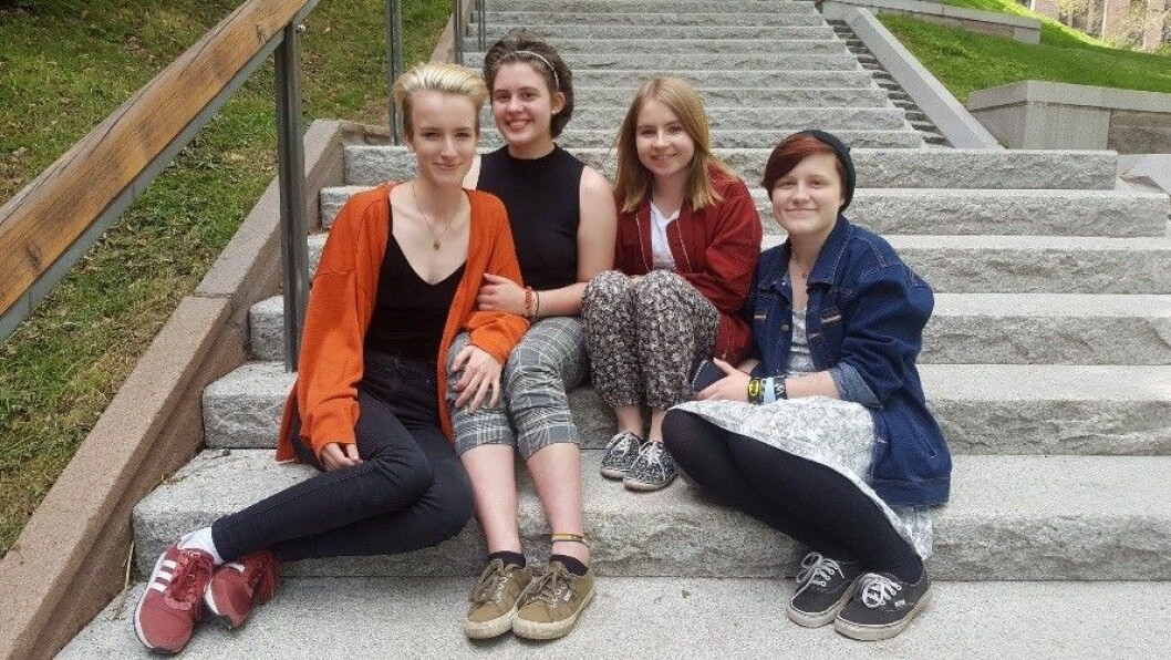 Elever og medlemmer av Skeiv på Katta: Fra v.: Anna Linløkken; nestleder i Skeiv Ungdom i Oslo, Selma Wolle, Sunniva Regine Berger og Synne Neeb. Foto: Amanda Carlson Elever og medlemmer av Skeiv på Katta: Fra v.: Anna Linløkken; nestleder i Skeiv Ungdom i Oslo, Selma Wolle, Sunniva Regine Berger og Synne Neeb. Foto: Amanda Carlson