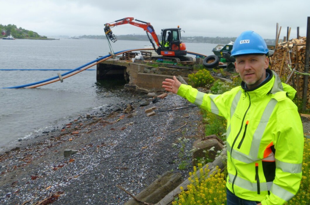 � Her skal ledningen legges ut. Ole Petter Nilsen i vann og avløpsetaten viser hvor. Foto: Morten Sverre Andersen � Her skal ledningen legges ut. Ole Petter Nilsen i vann og avløpsetaten viser hvor. Foto: Morten Sverre Andersen