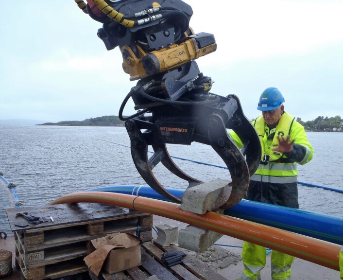 Ole Svein Høer, fra ØPD Solutions, kontrollerer at loddene på vannledningen kommer på rett plass. Foto: Anders Høilund Ole Svein Høer, fra ØPD Solutions, kontrollerer at loddene på vannledningen kommer på rett plass. Foto: Anders Høilund