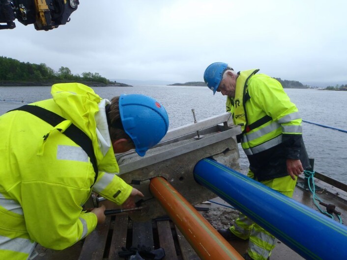 Pål Gregersen og Ole Svein Høer, fra ØPD, arbeider på vannledningen til Gressholmen. Foto: Anders Høilund Pål Gregersen og Ole Svein Høer, fra ØPD, arbeider på vannledningen til Gressholmen. Foto: Anders Høilund