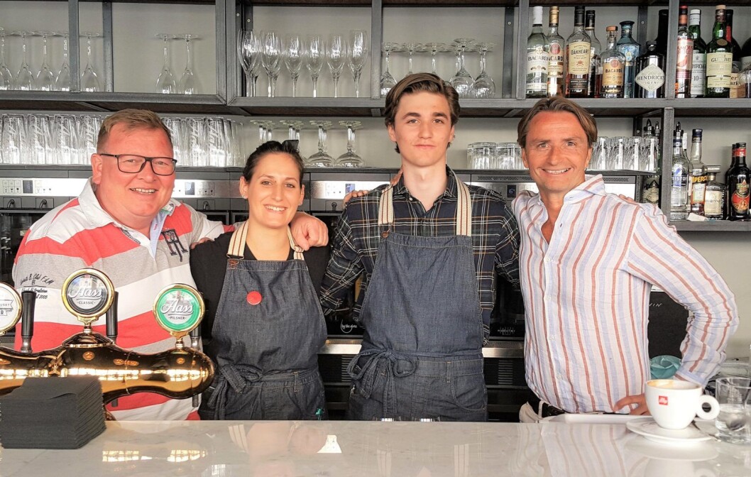 Daglig leder Thomas Almskog (t.v.), servitør Ilaria, servitør og styreleder Sandro Parmeggianis sønn Benjamin, og styreleder Sandro på Vineria Ventidue. Foto: Tarjei Kidd Olsen Daglig leder Thomas Almskog (t.v.), servitør Ilaria, servitør og styreleder Sandro Parmeggianis sønn Benjamin, og styreleder Sandro på Vineria Ventidue. Foto: Tarjei Kidd Olsen