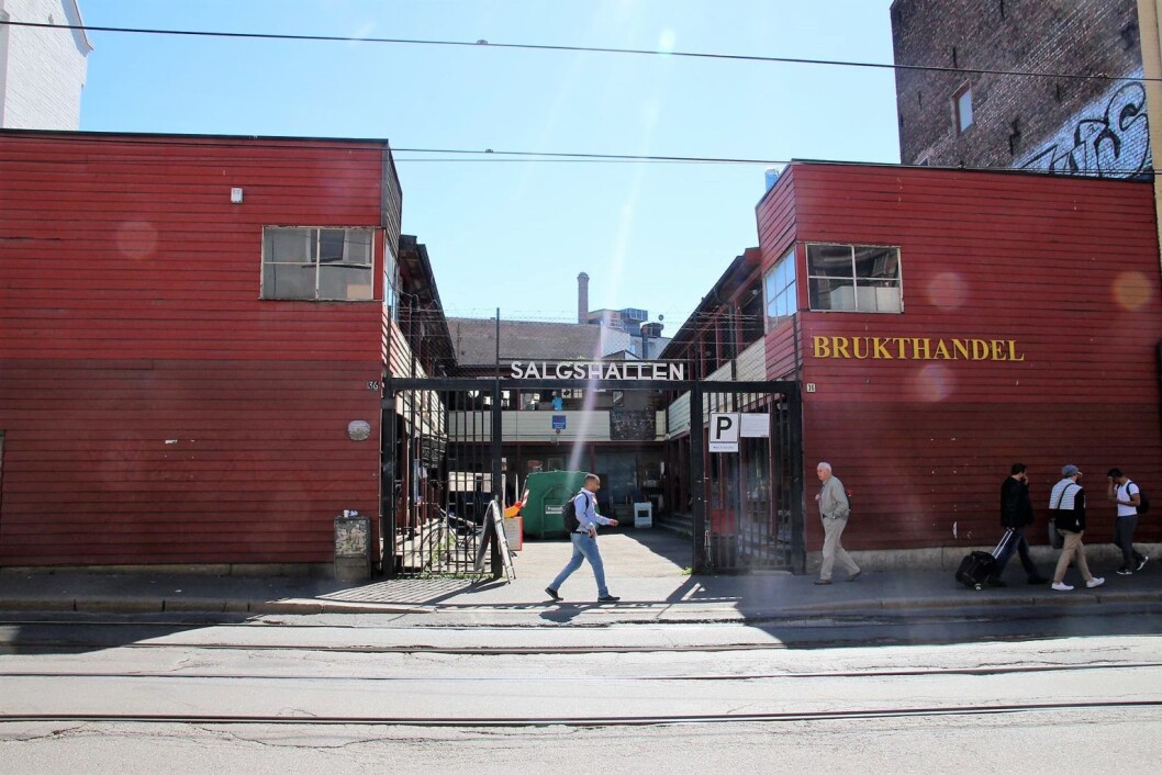 Prindsen Hage ligger i bakgården bak brukthandelen. Her sett fra Storgata. Foto: Yasmin Sfrintzeris Prindsen Hage ligger i bakgården bak brukthandelen. Her sett fra Storgata. Foto: Yasmin Sfrintzeris