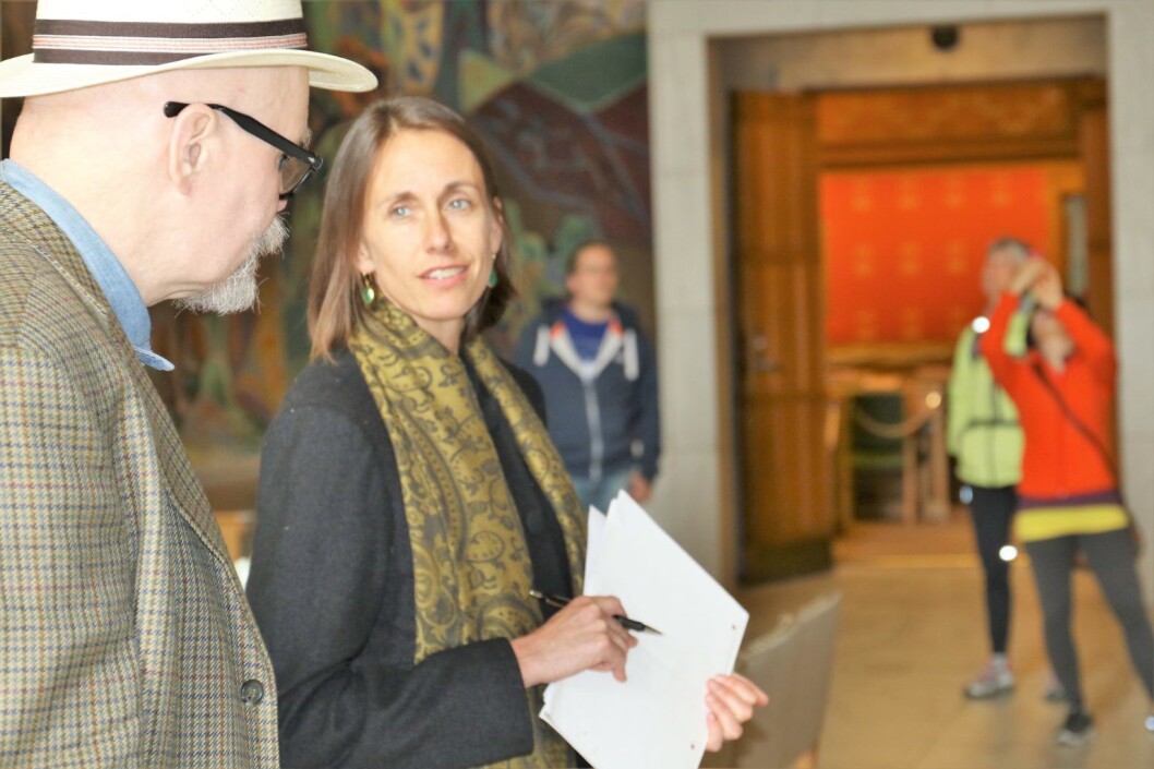 Vi ble med Charlotte Wiik og Knut Anders Berg på en omvisning i rådhuset. Det ble en lærerik runde. Foto: Inge Madsen Vi ble med Charlotte Wiik og Knut Anders Berg på en omvisning i rådhuset. Det ble en lærerik runde. Foto: Inge Madsen